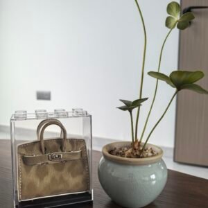 Grass green luggage hangers, window display items, desk decorations